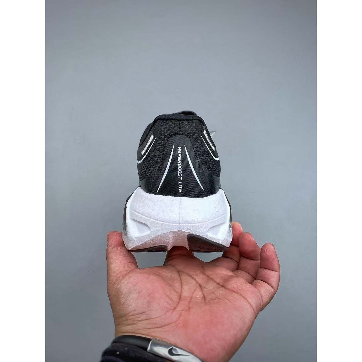 <p>Adidas HYPERBOOST LITE 经典运动鞋&nbsp;</p>