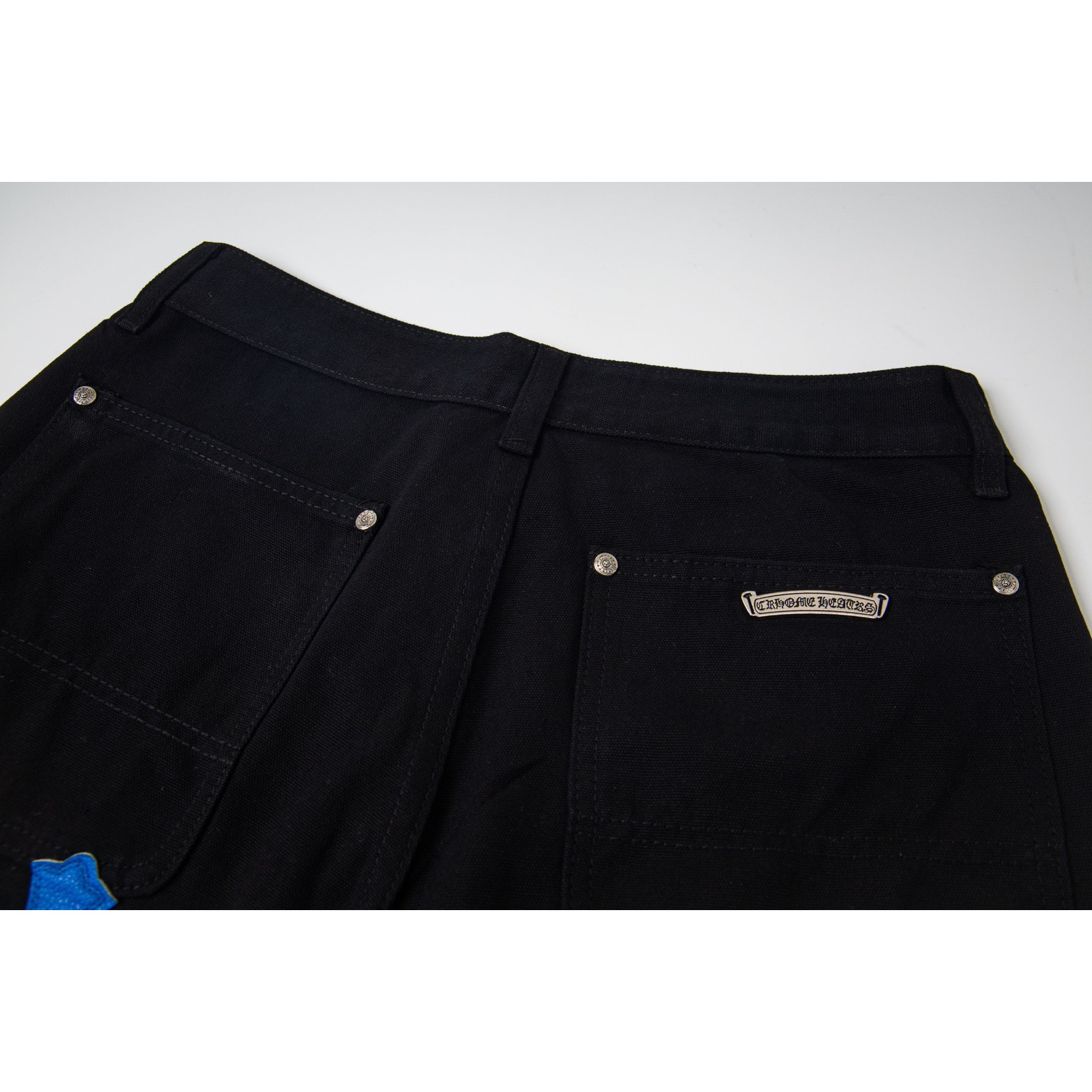 <p>CHROME HEARTS 蓝豹纹拼白皮十字架拼皮情侣款水洗宽松牛仔裤(1777#)</p>