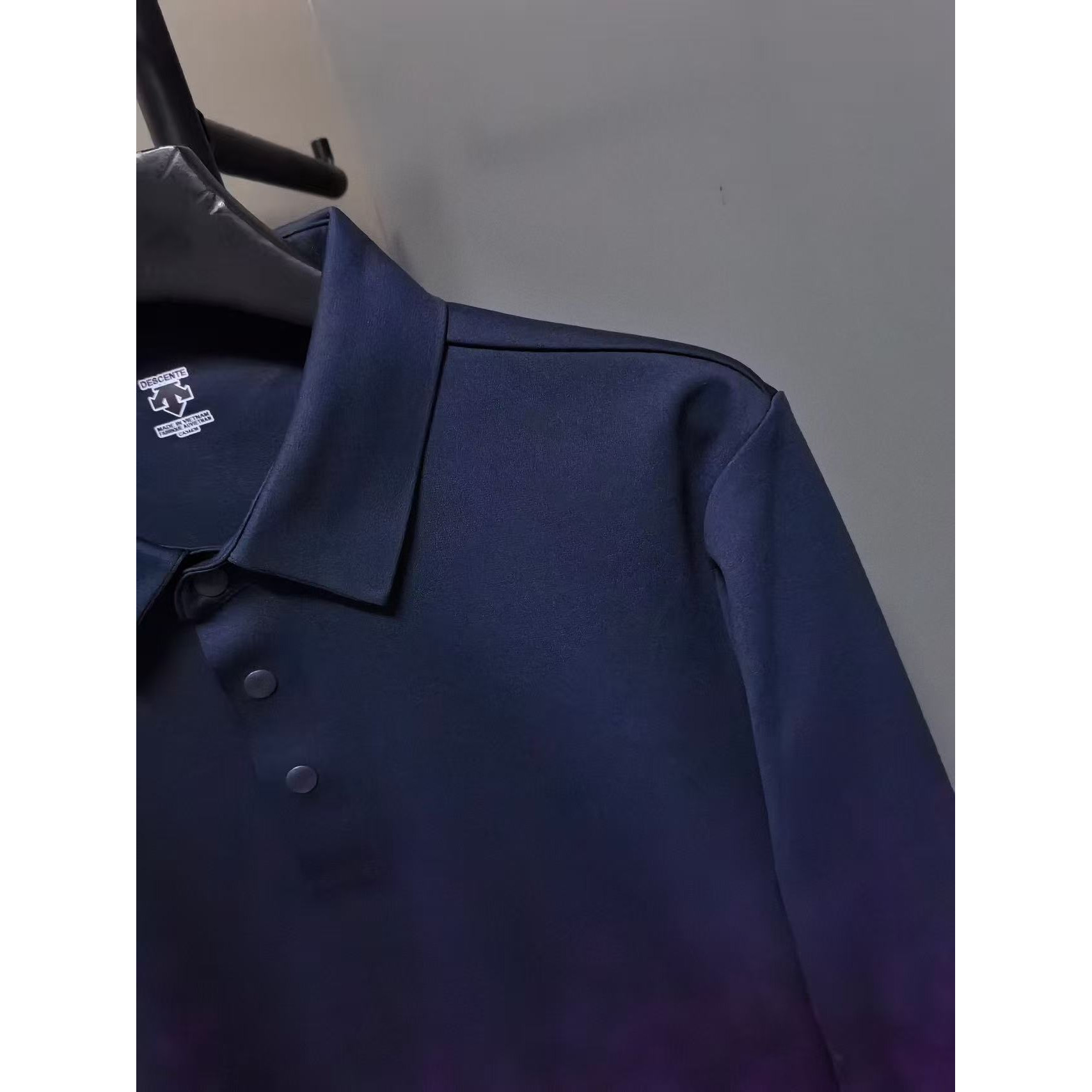 <p>Descente 翻领长袖打底(藏青)</p>