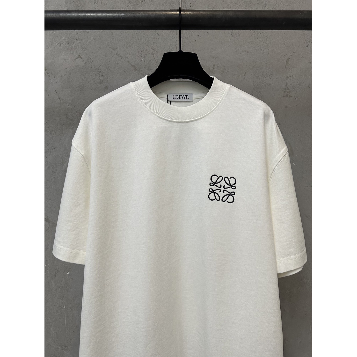 <p>LOEWE 经典logo刺绣短袖T恤(白)</p>