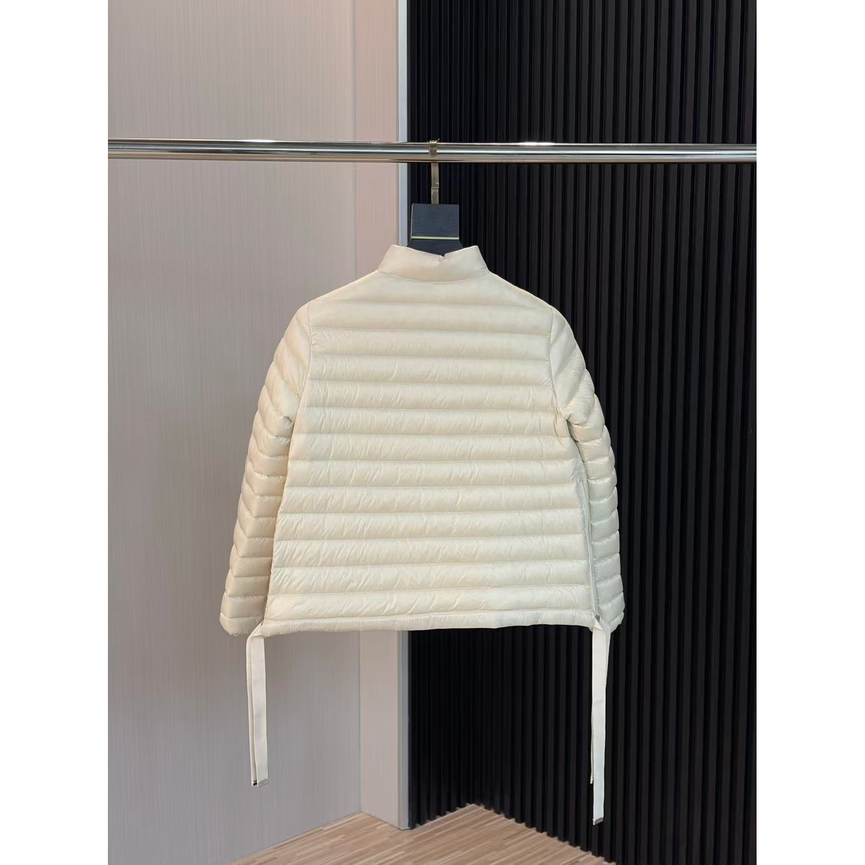 <p>MONCLER Aza系列羽绒服(米白)</p>