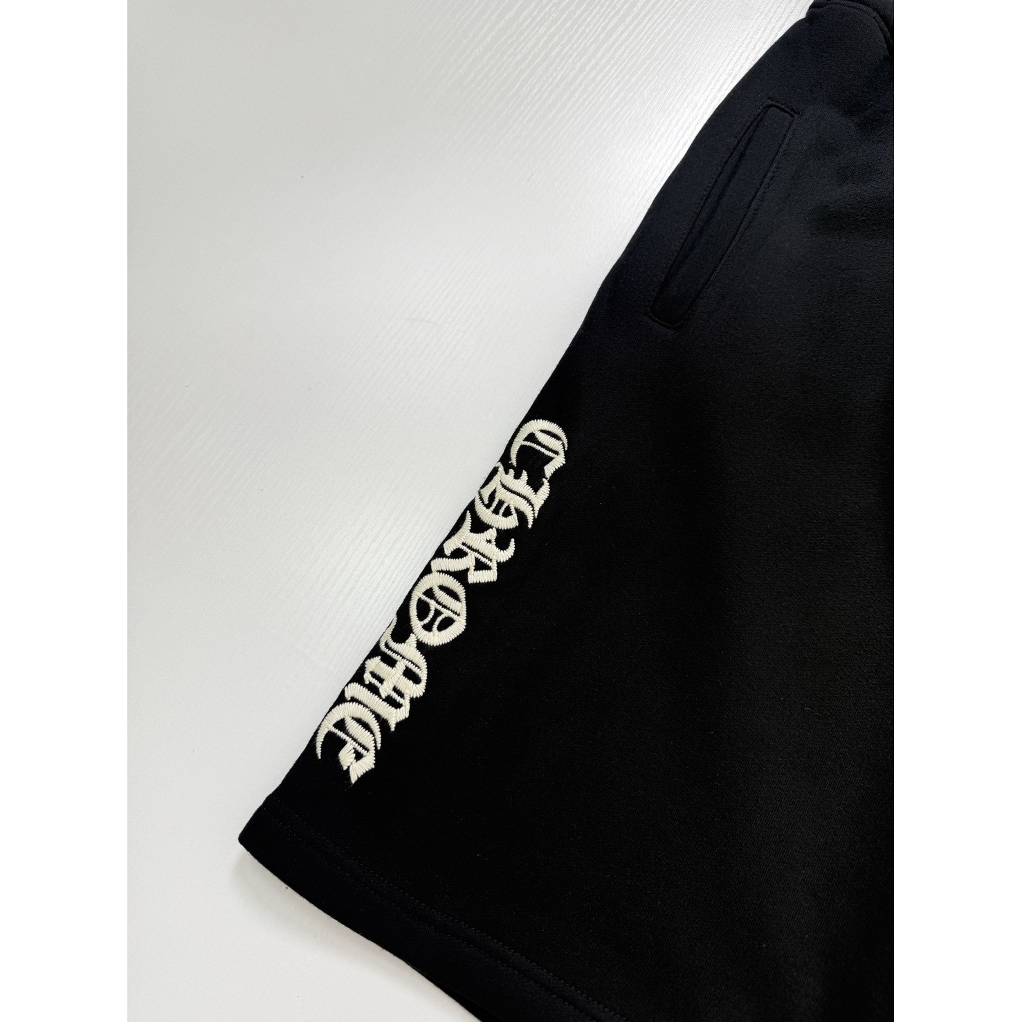 <p>CHROME HEARTS 梵文字母刺绣短裤</p>
