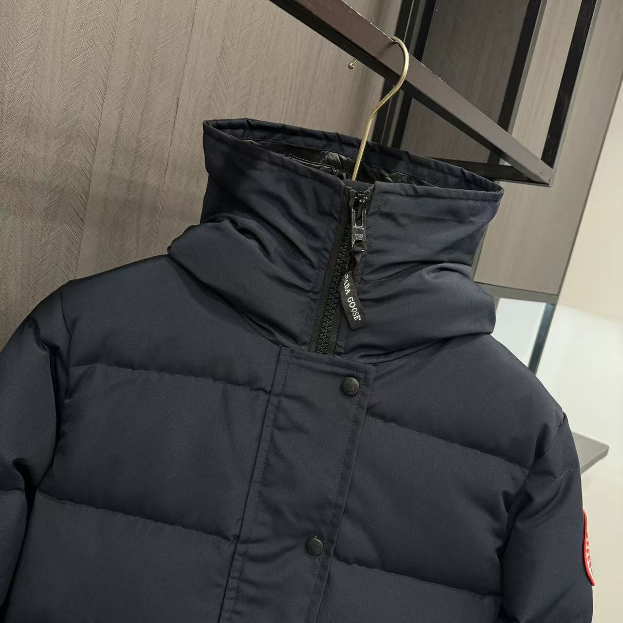 <p>Canada Goose Shelburn*派克大衣羽绒服(藏青紅標)</p>