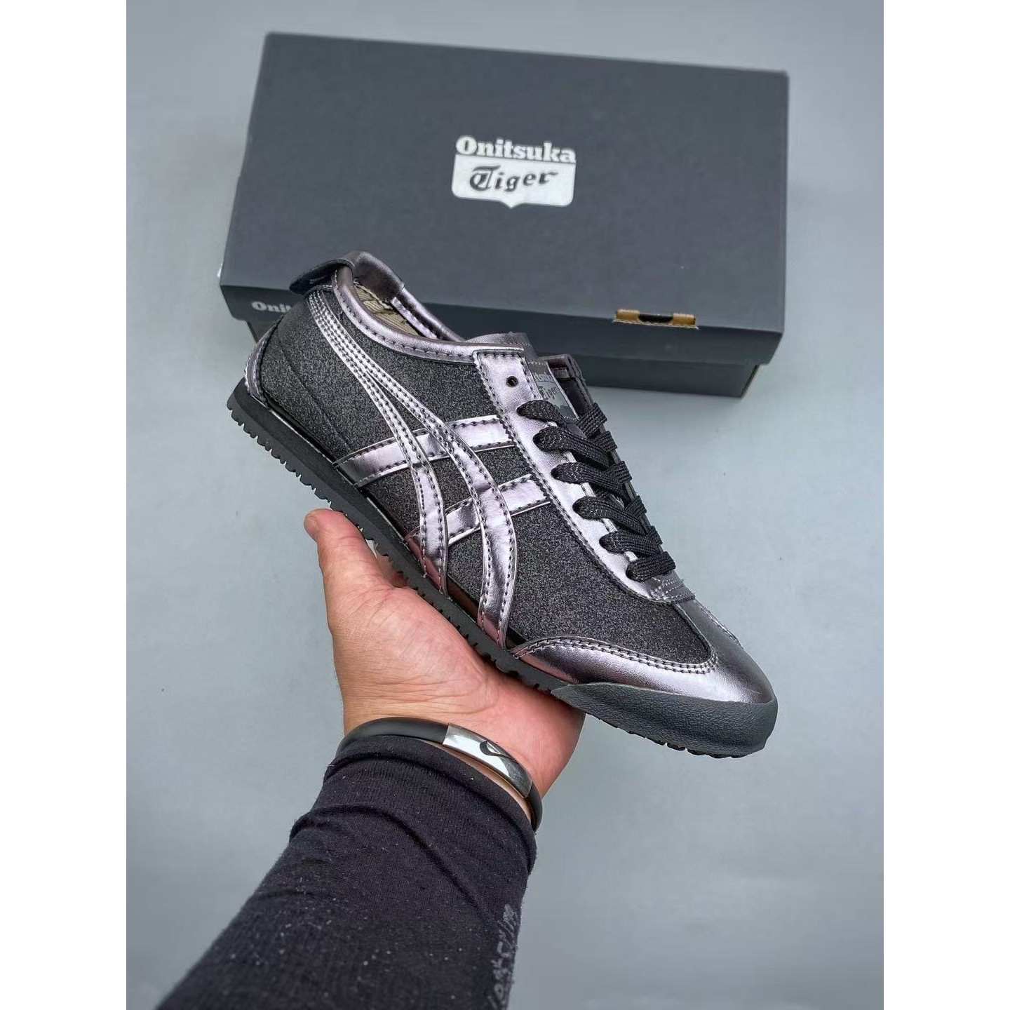 <p>ASICS 低帮休闲板鞋(黑)</p>