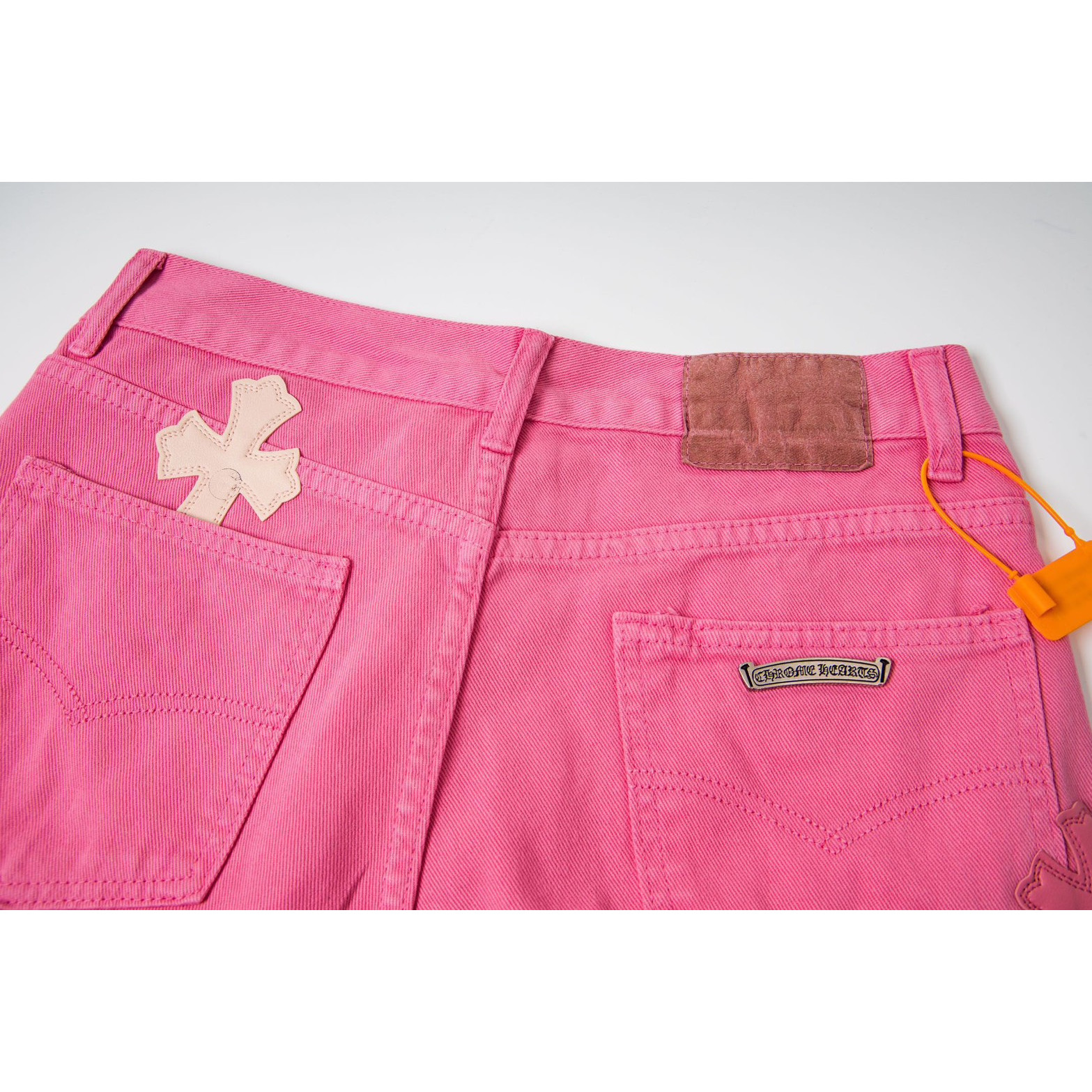 <p>CHROME HEARTS 多巴胺淡粉十字架贴皮水洗牛仔裤(1778#)</p>