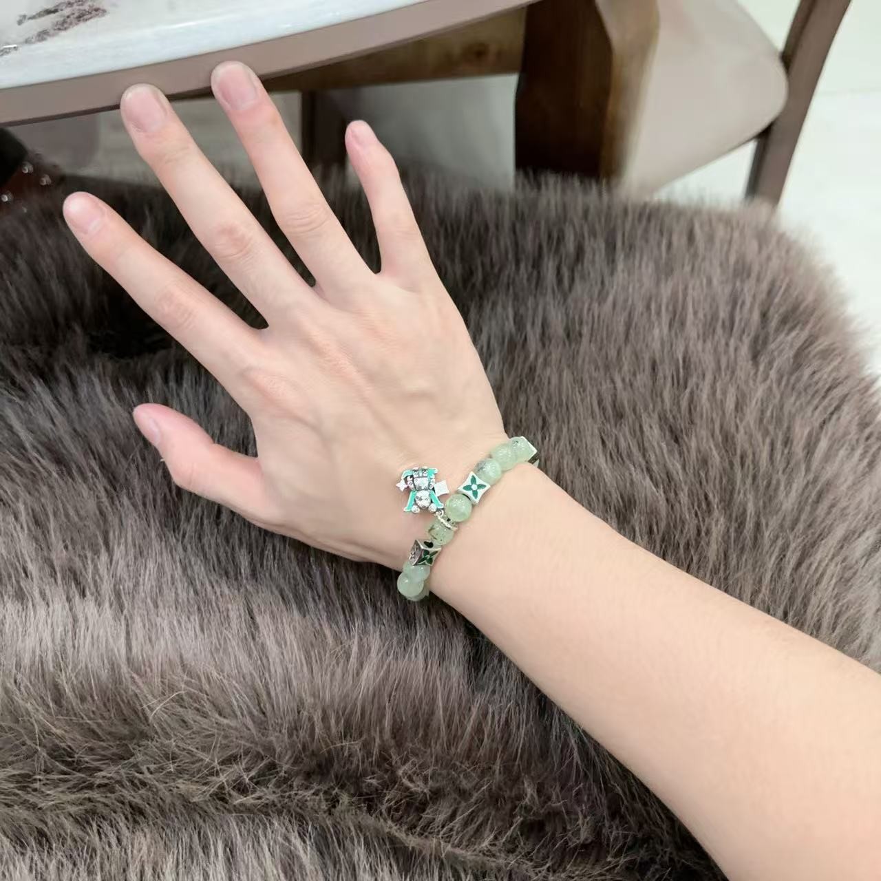 <p>LV 多元素玛瑙泰银风格手链</p>