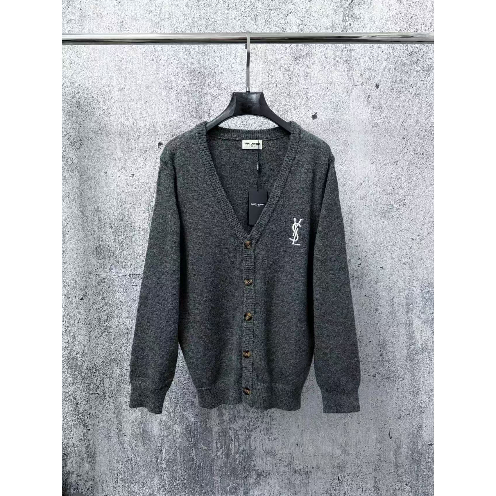 <p>YSL V领单排扣长袖针织开衫(灰)</p>
