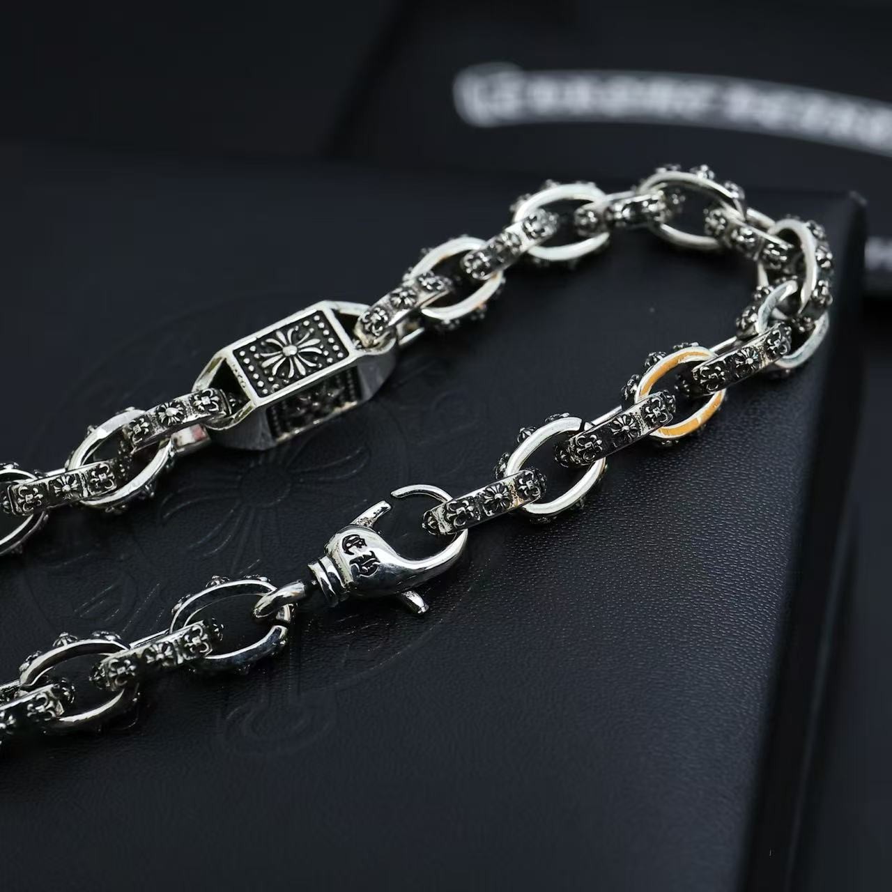 <p>CHROME HEARTS&nbsp;复古手链</p>