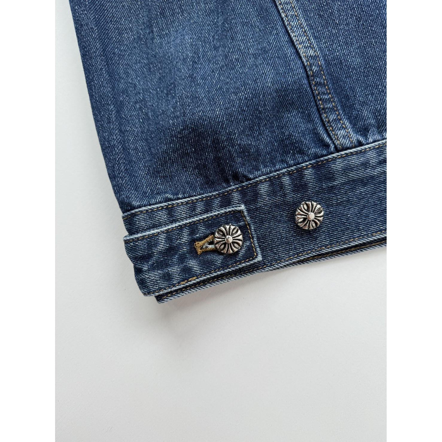 <p>CHROME HEARTS 三十字架牛仔外套</p>