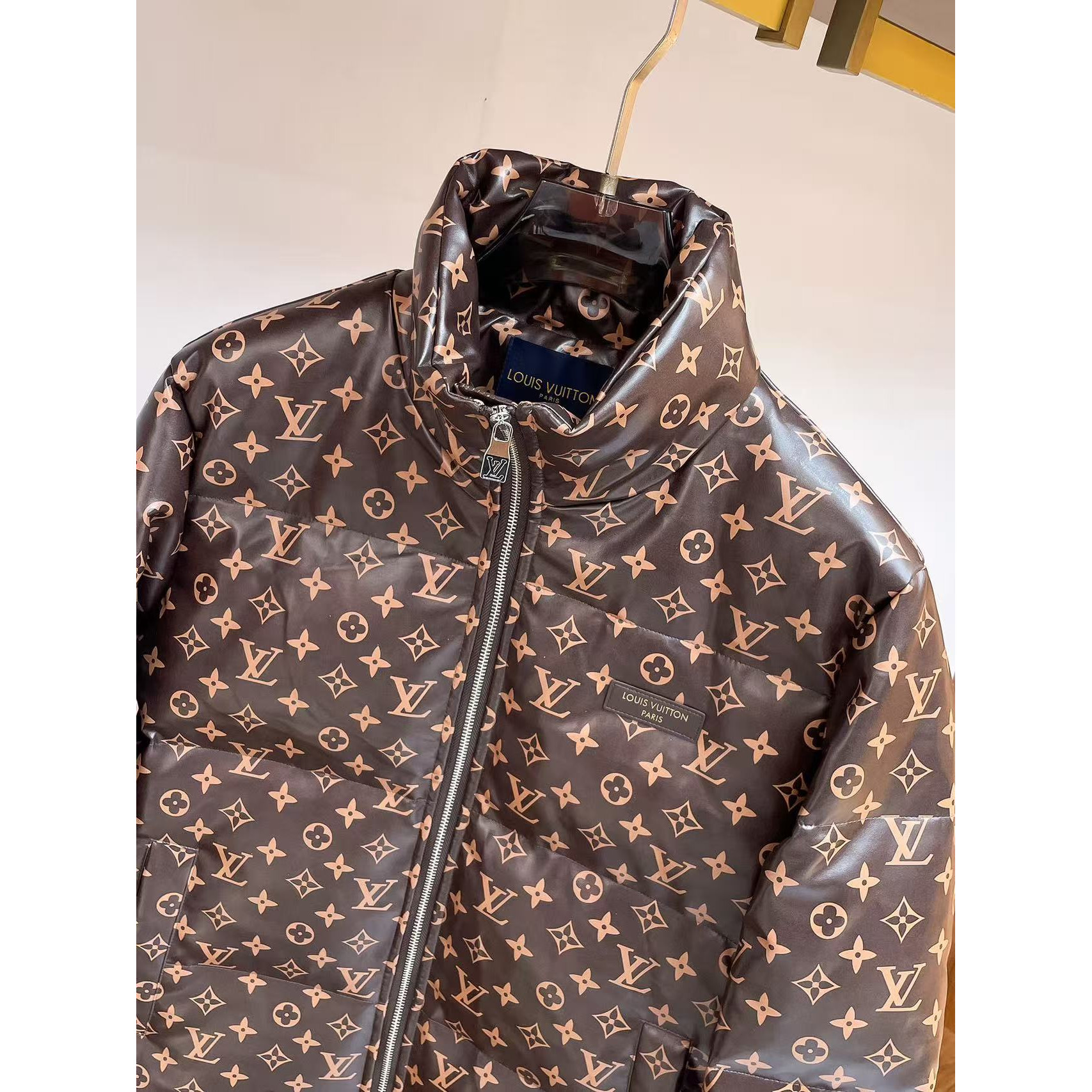 <p>LV 秋冬新款羽绒服(棕色)</p>