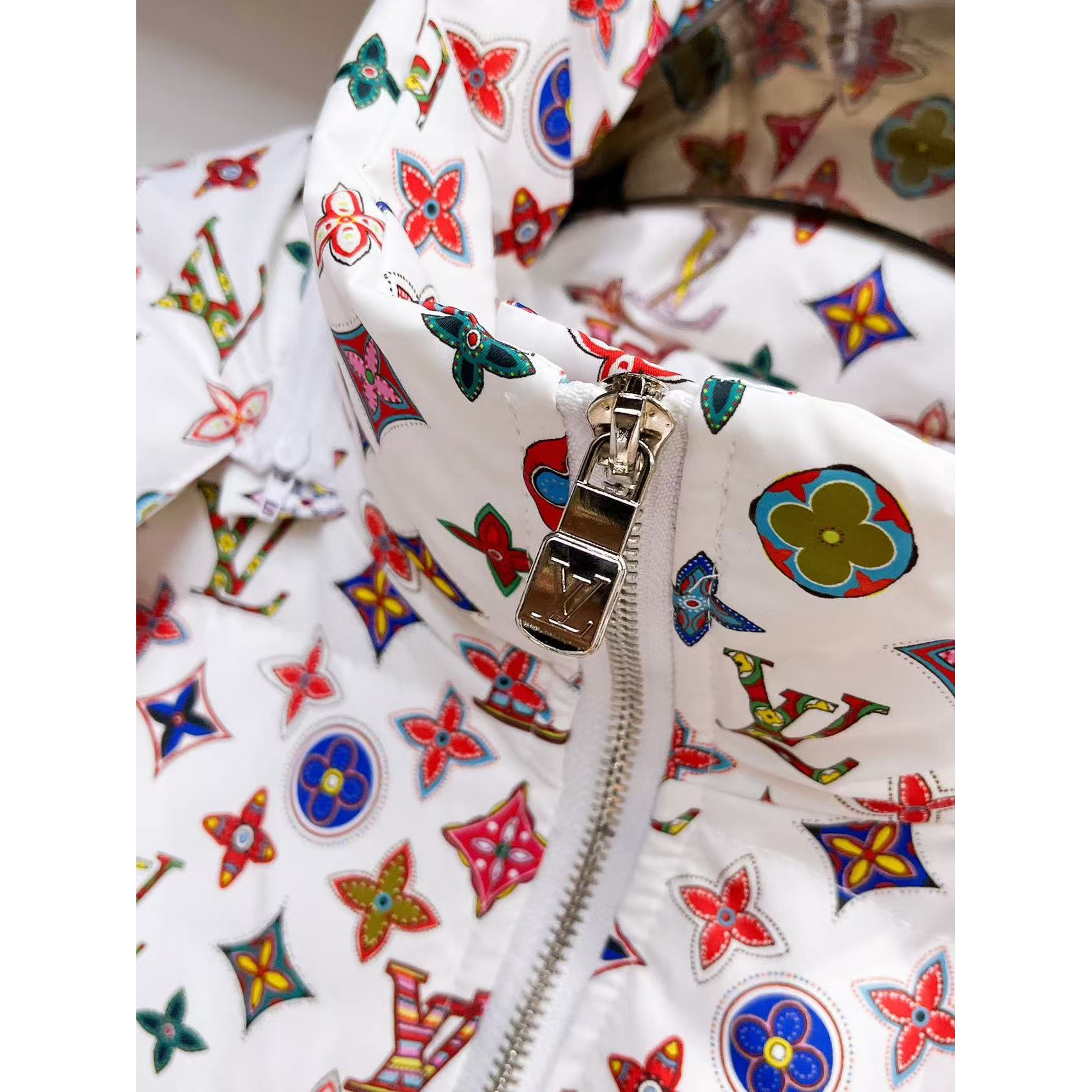 <p>LV 秋冬新款羽绒服(白)</p>