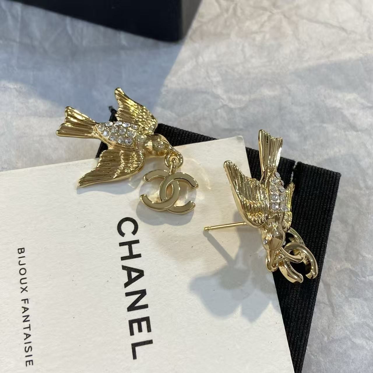 <p>CHANEL 飞鸟双C耳环</p>