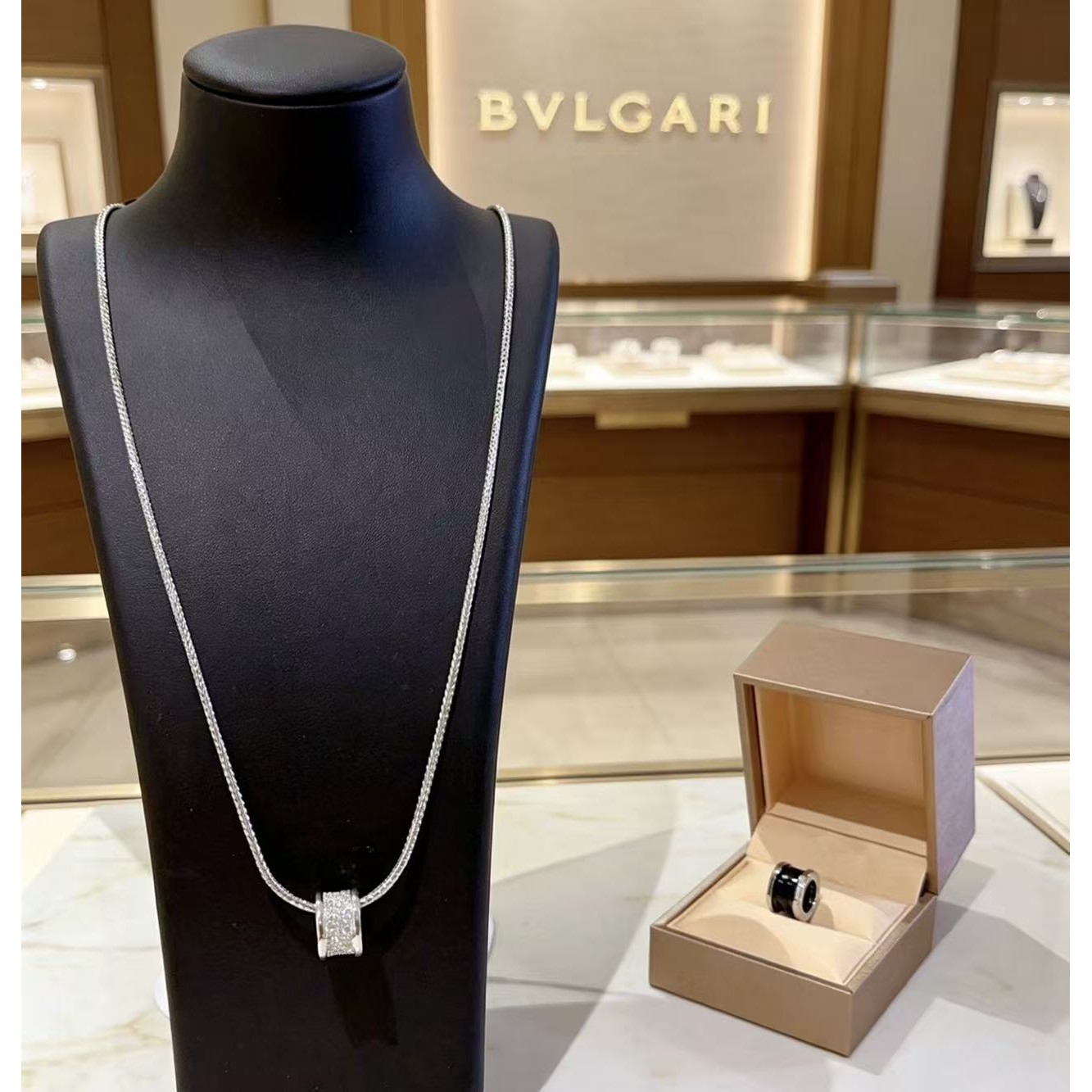 <p>BVLGARI&nbsp;项链</p>