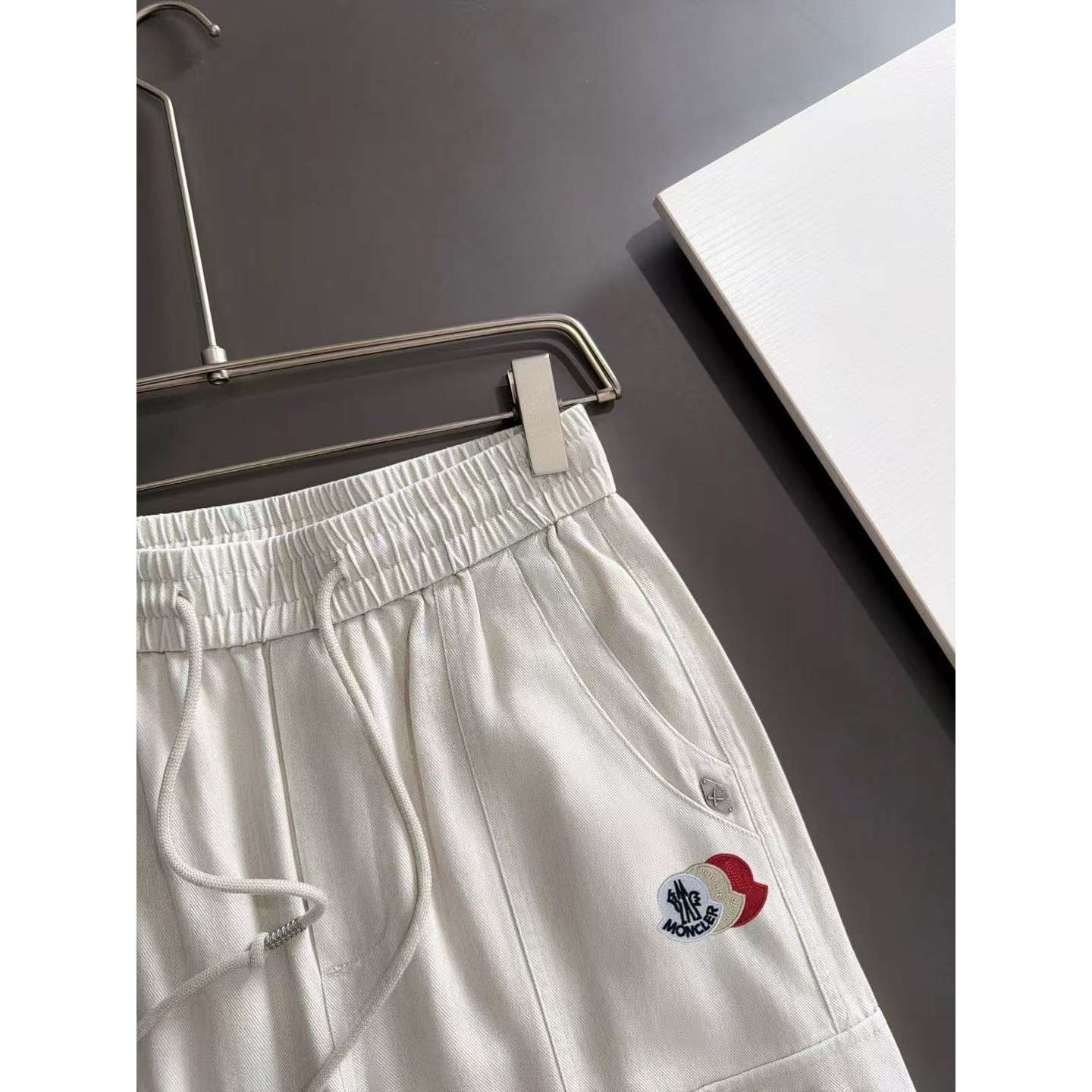<p>MONCLER 夏季新款松紧带休闲裤(786887)</p>