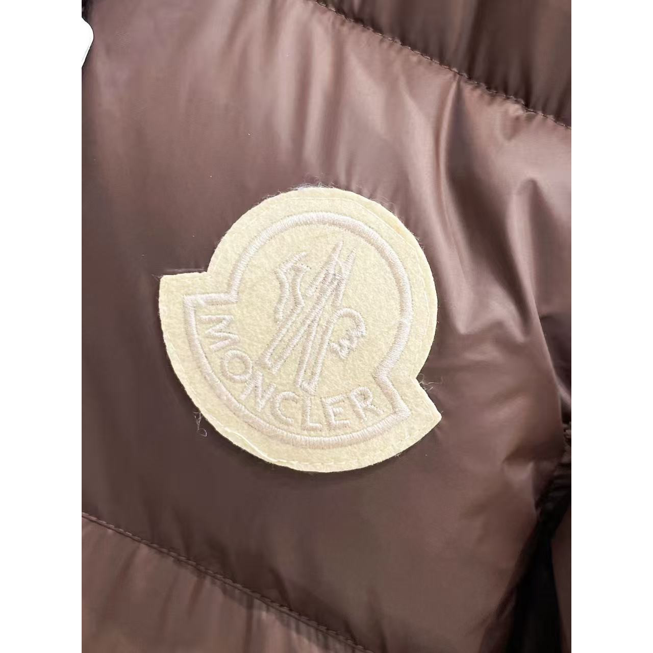 <p>MONCLER 秋冬新款羽绒服(棕色)</p>