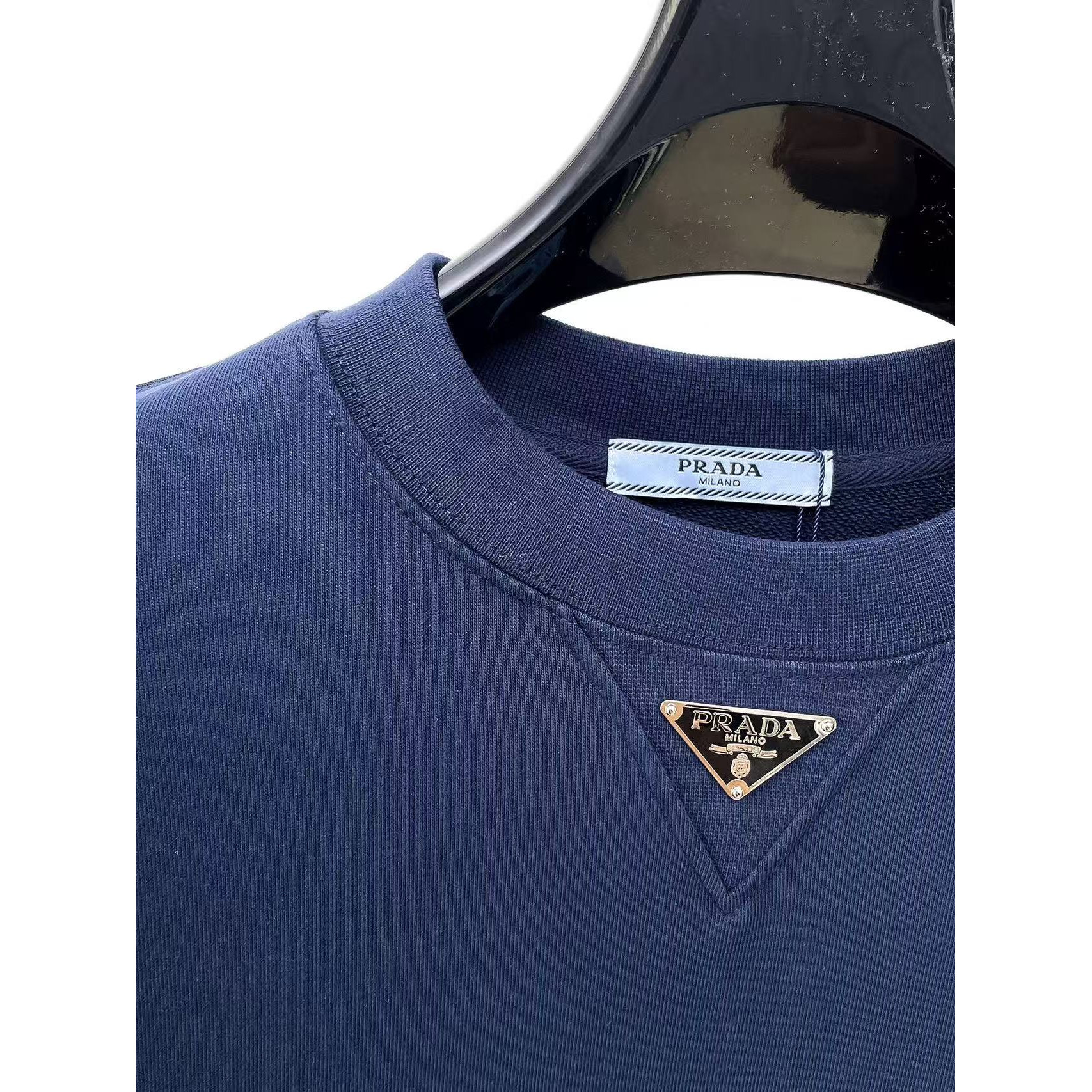<p>PRADA 圓領長袖T恤(藏青)</p>