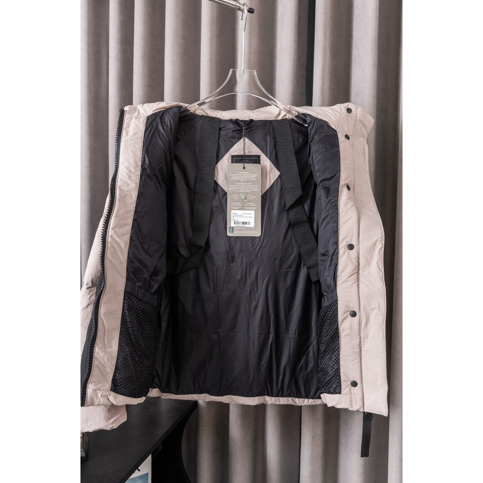 <p>Canada Goose Junction 黑标短款羽绒服(欧阳娜娜同款)(白色)</p>