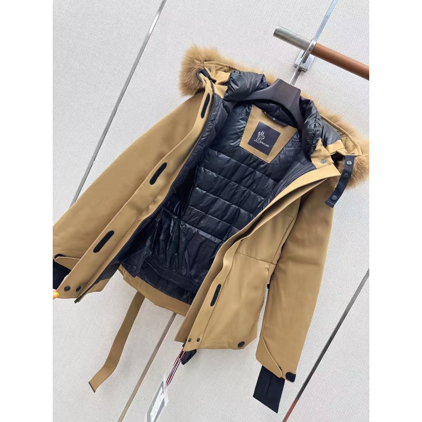 <p>MONCLER 经典Celac短款收腰羽绒滑雪服(卡其)</p>