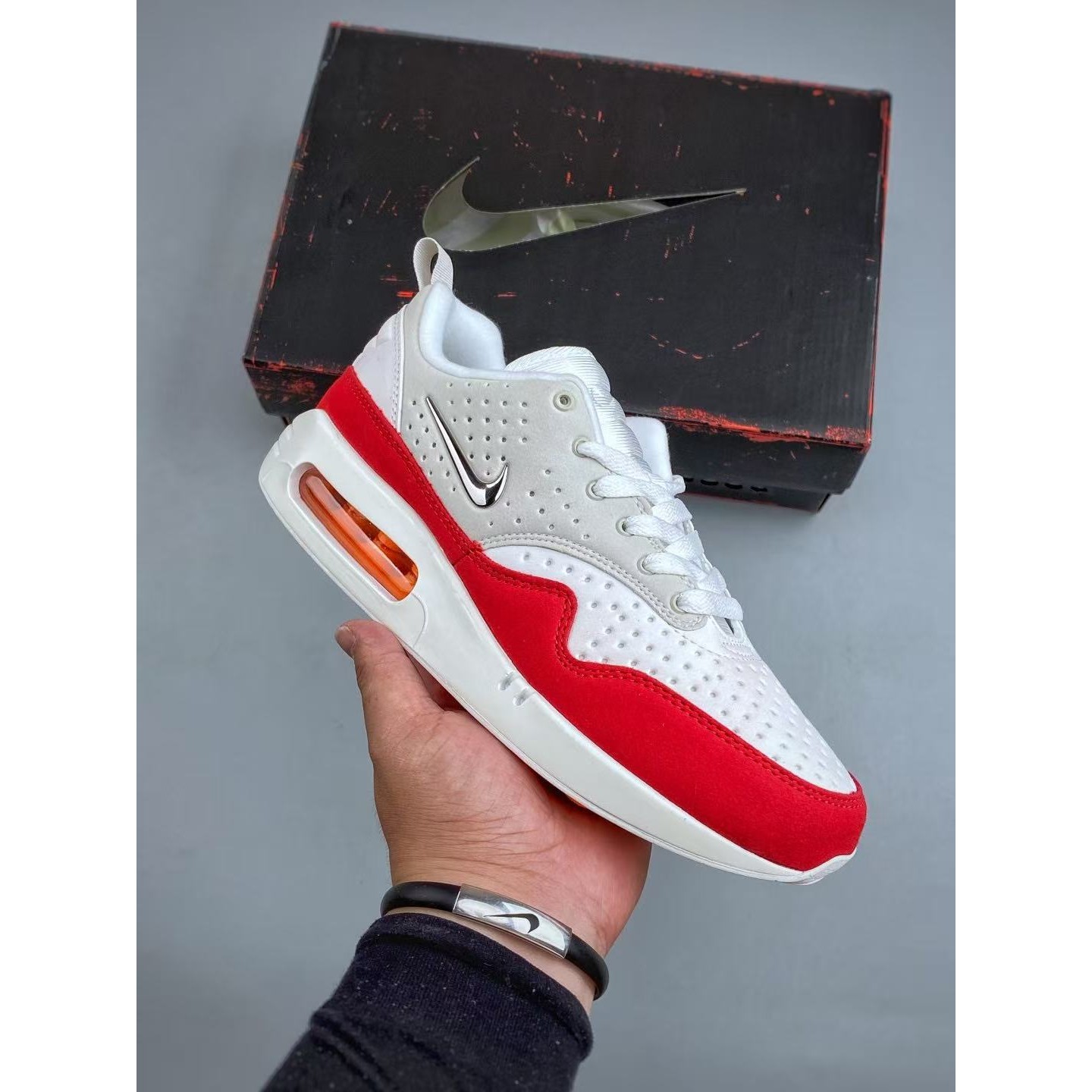 <p>NIKE AIR MAX 气垫复古跑步鞋(白紅)</p>