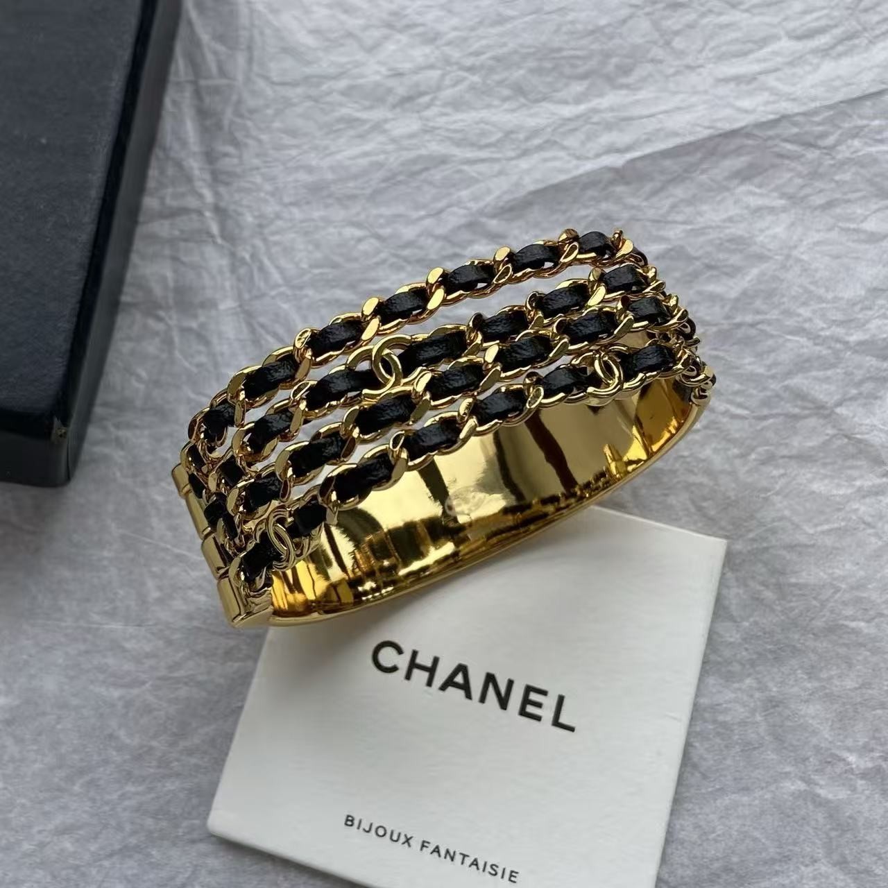 <p>CHANEL 穿皮链双c三层手镯</p>