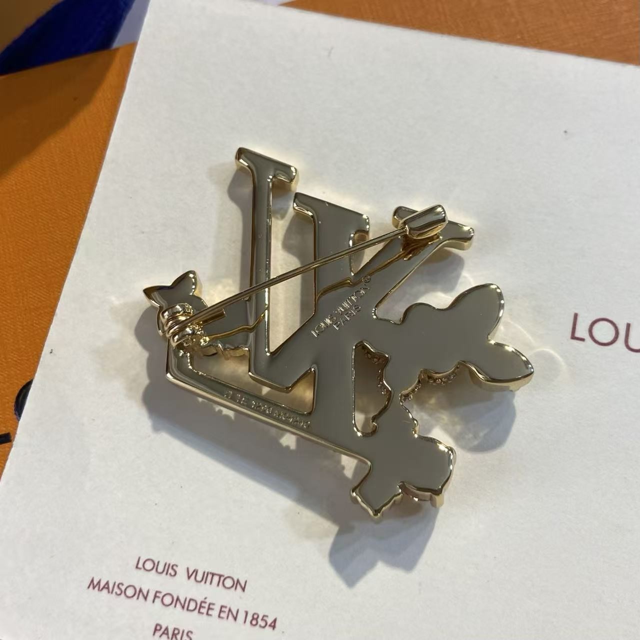 <p>LV 限定花卉胸针</p>