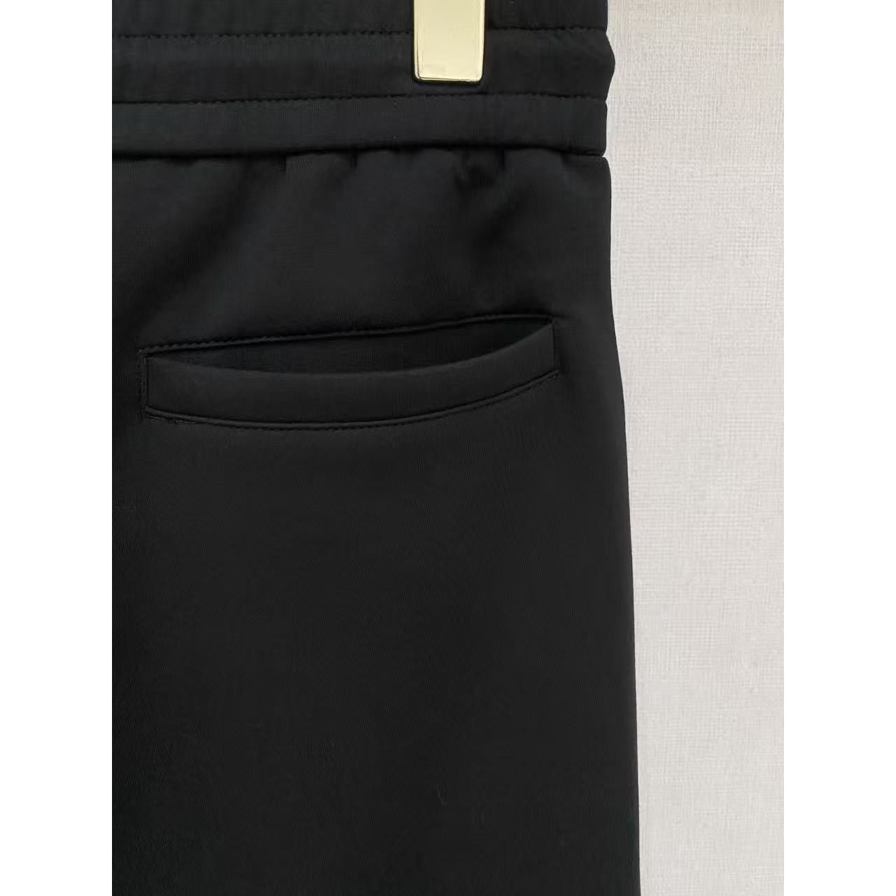 <p>MONCLER 男士长裤(782467)</p>