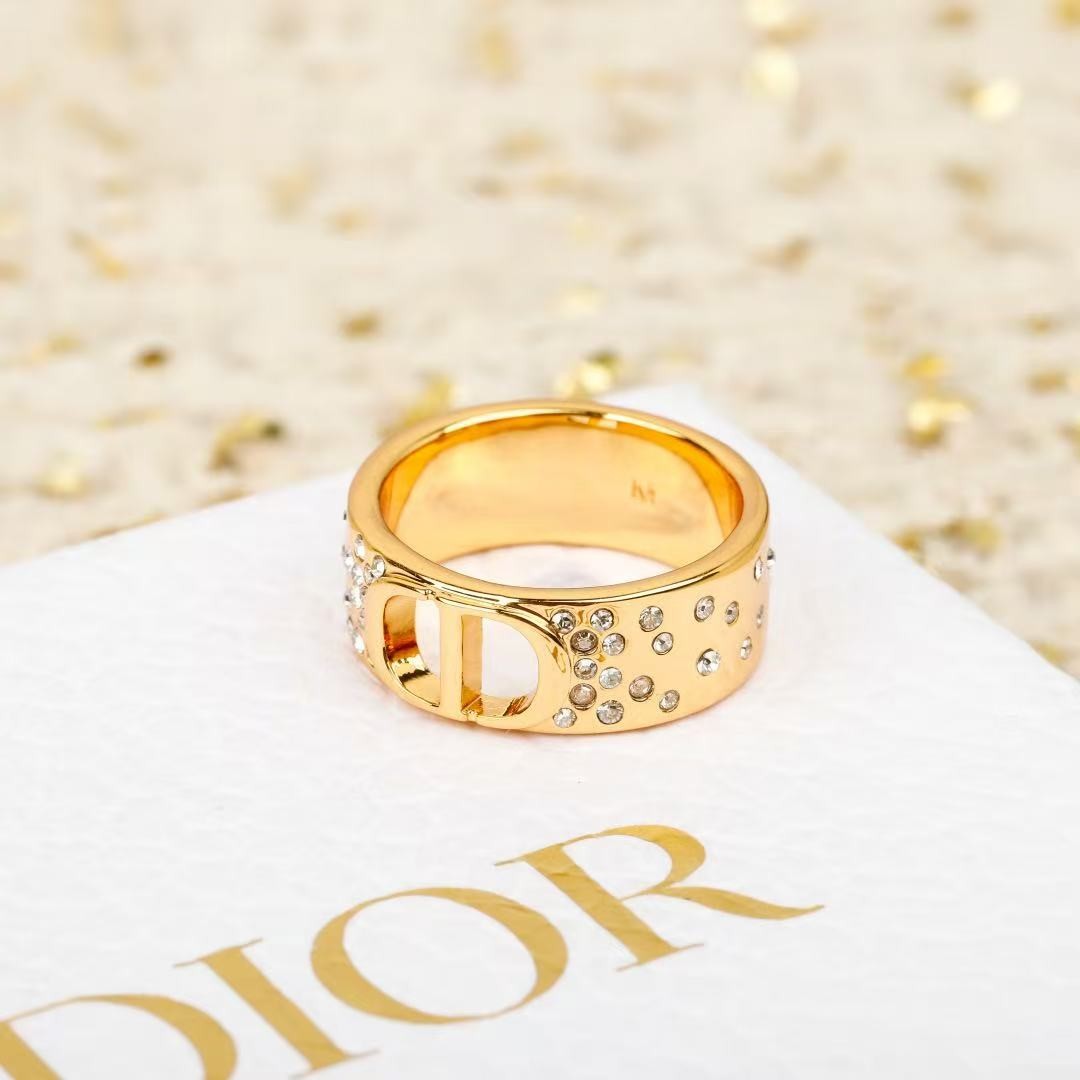 <p>DIOR&nbsp; CD水钻戒指</p>