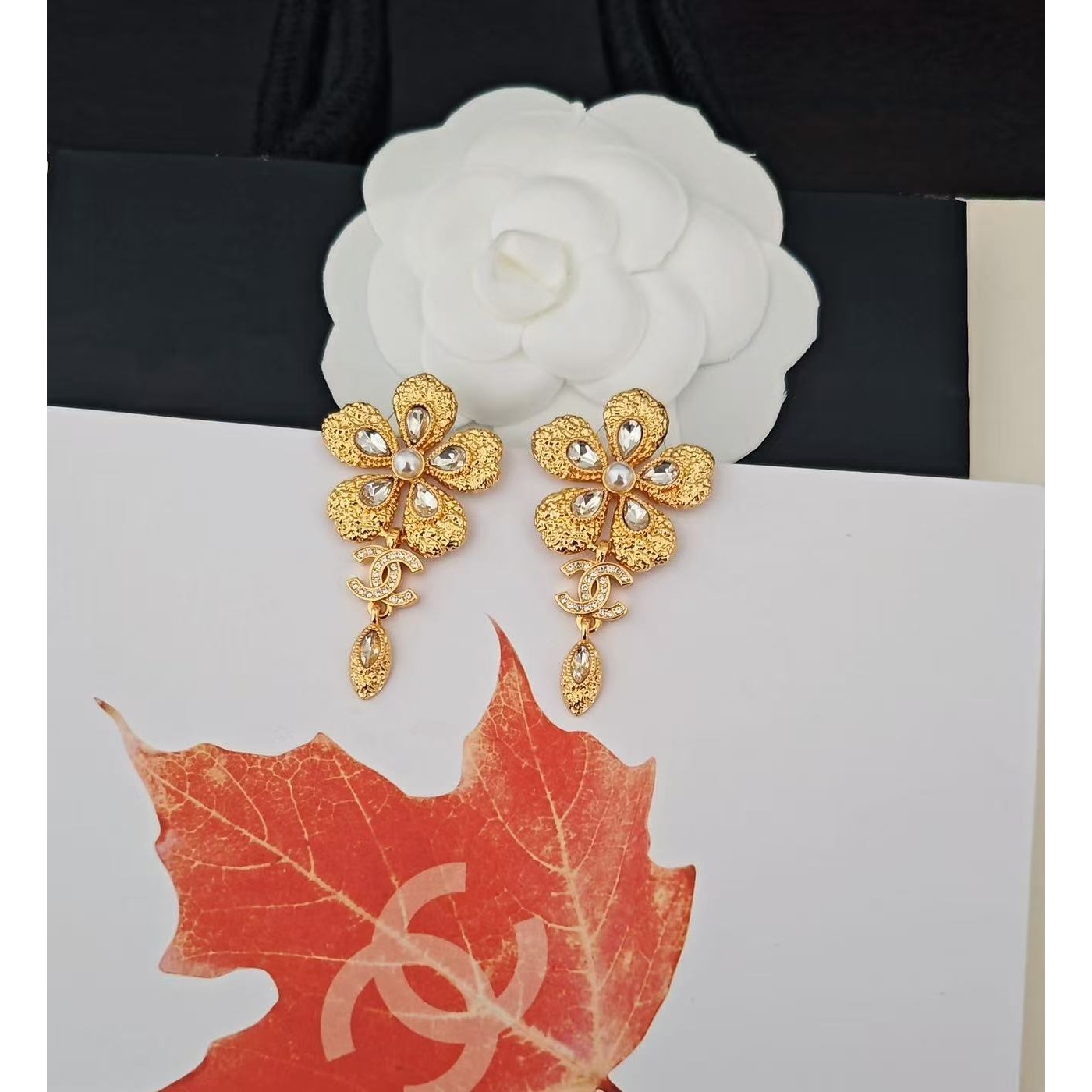 <p>CHANEL&nbsp;金色花朵长耳环</p>