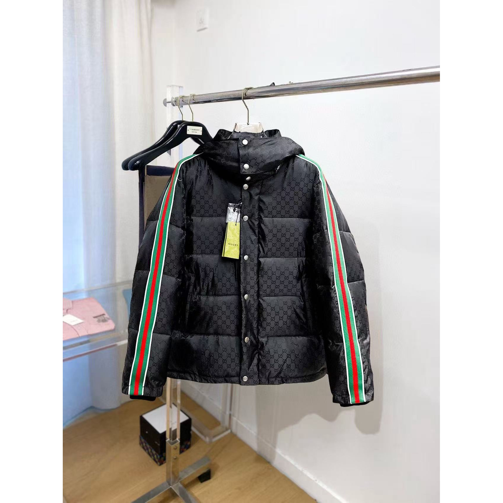 <p>GUCCI 秋冬新款羽绒服(黑)</p>