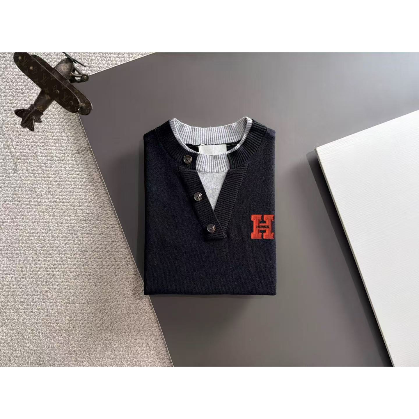 <p>HERMES 秋冬官网最新毛衣(黑)</p>