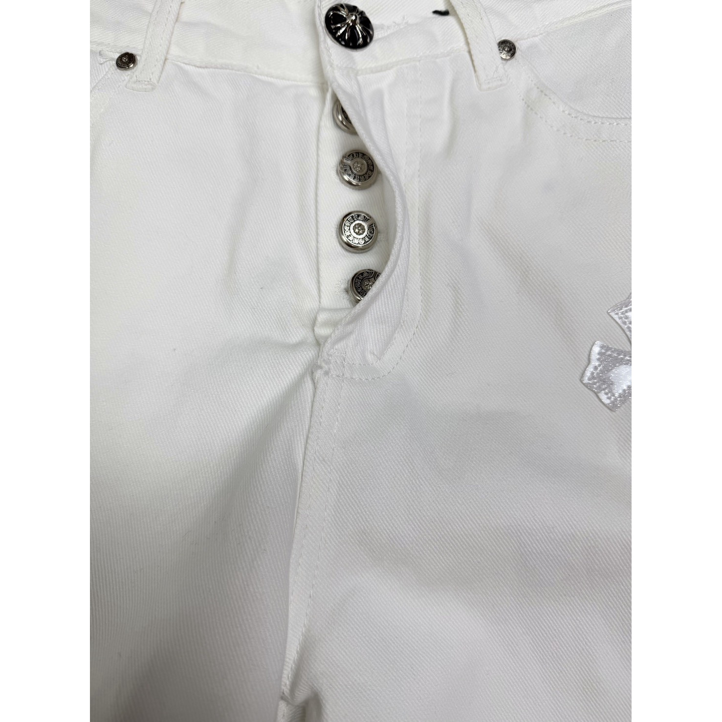 <p>CHROME HEARTS 白色牛王星空十字架拼皮情侣款宽松牛仔裤&nbsp;</p>