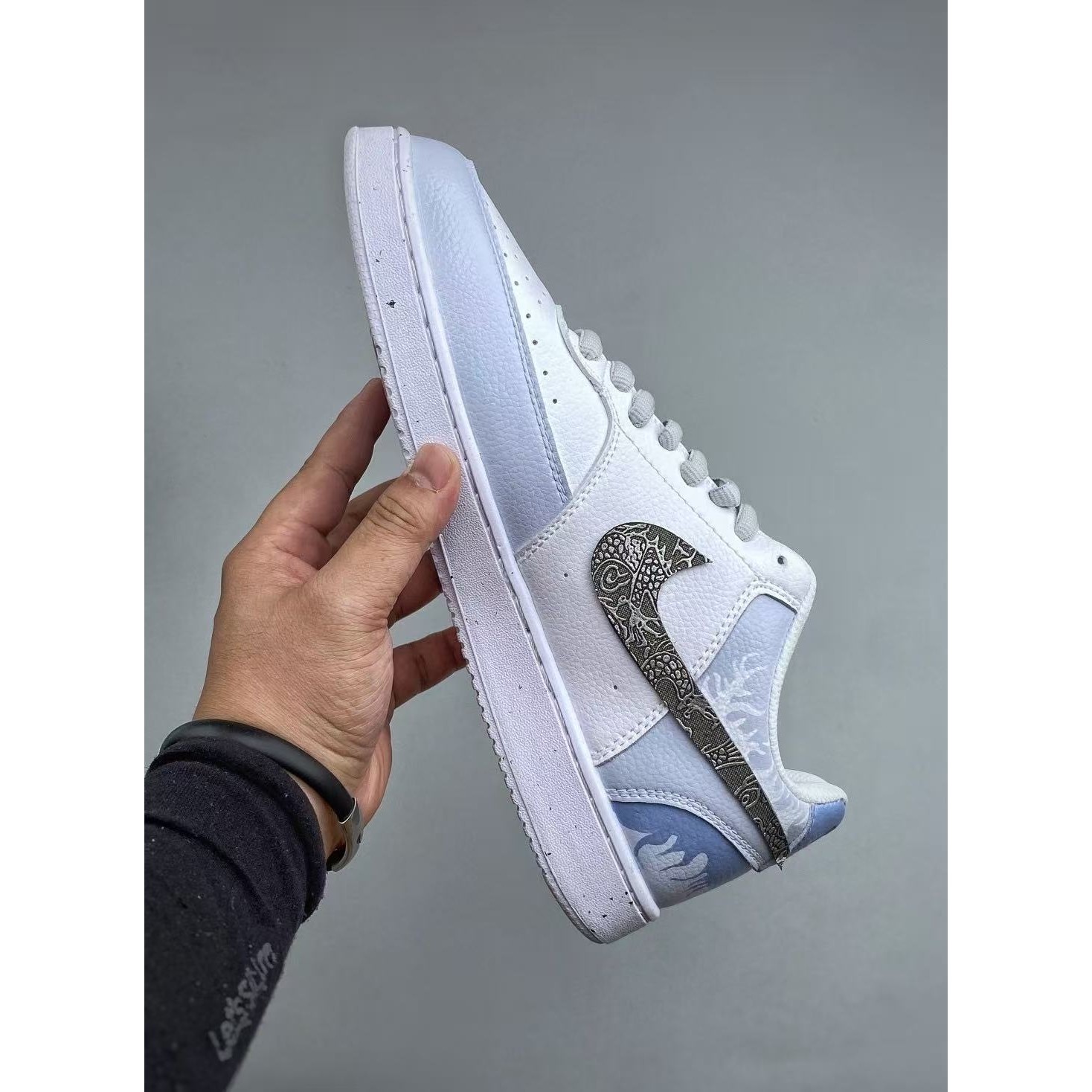<p>NIKE COURTVISION 手绘泼墨涂鸦定制板鞋(白藍)</p>