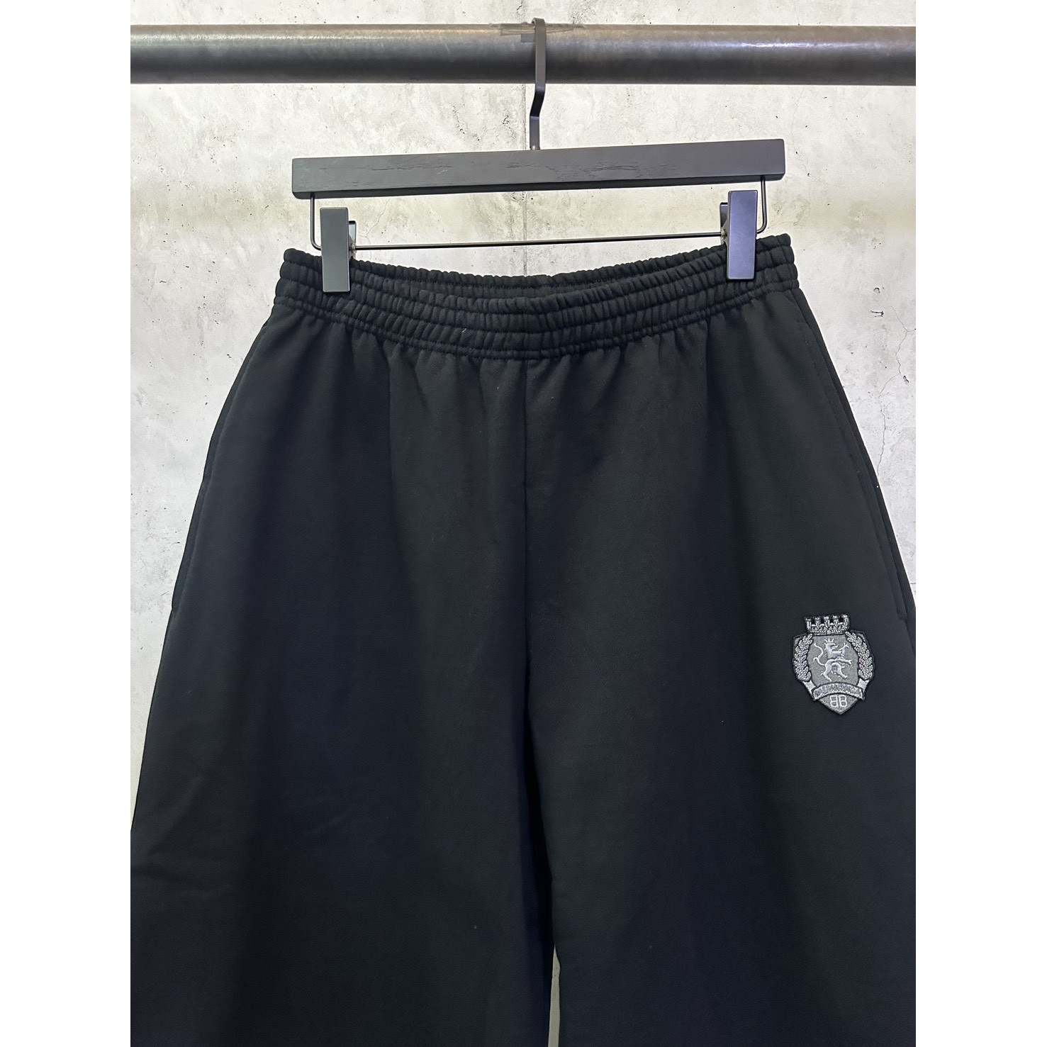 <p>Balenciaga Football系列七分休闲裤(黑)</p>
