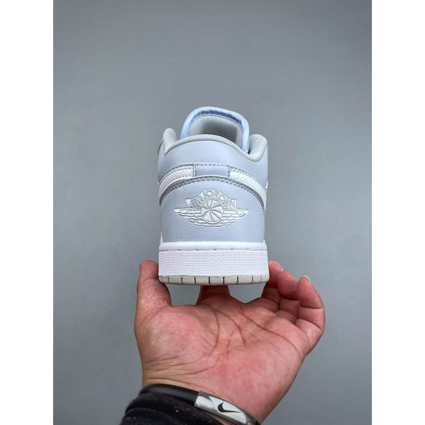 <p>Nike Air Jordan Air Jordan 1 休闲板鞋(灰白)</p>
