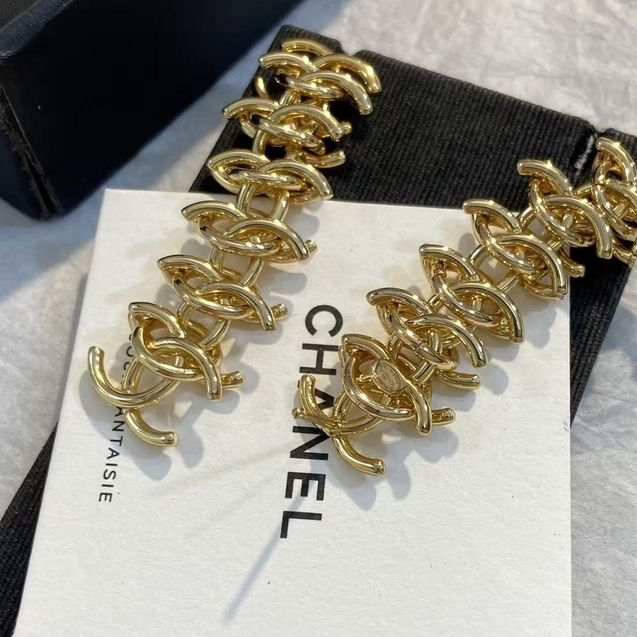 <p>CHANEL 金色多C重叠耳环</p>
