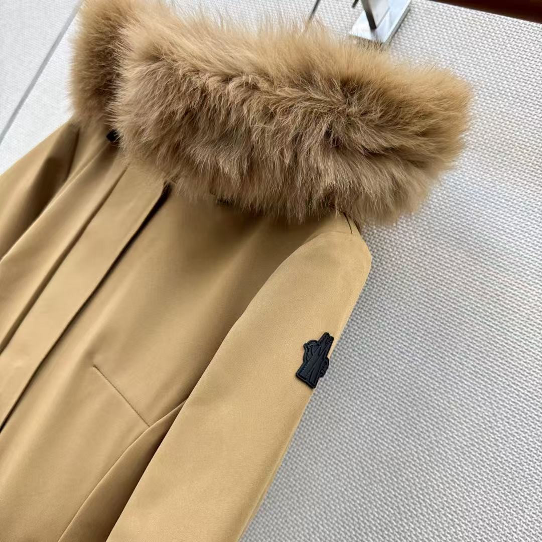 <p>MONCLER 经典Celac短款收腰羽绒滑雪服(卡其)</p>
