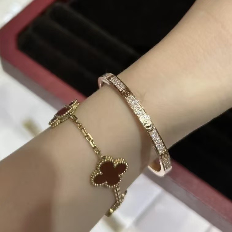 <p>CARTIER&nbsp;窄版满天星手镯</p>