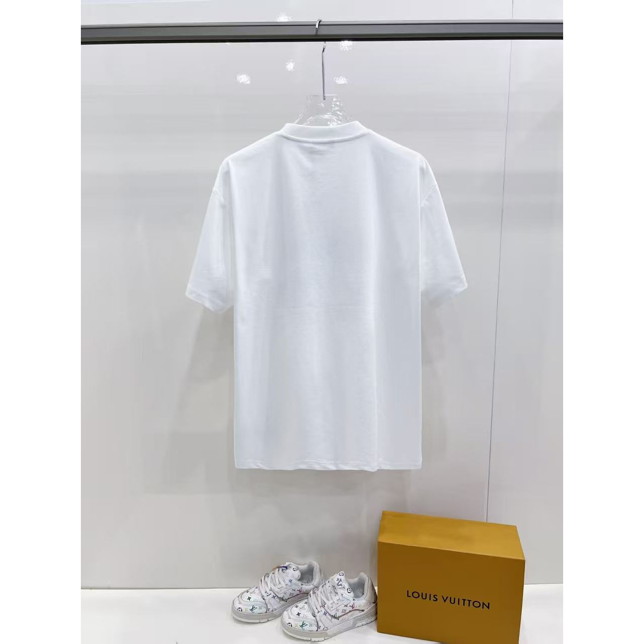 <p>MONCLER&nbsp;短袖T恤(白)</p>