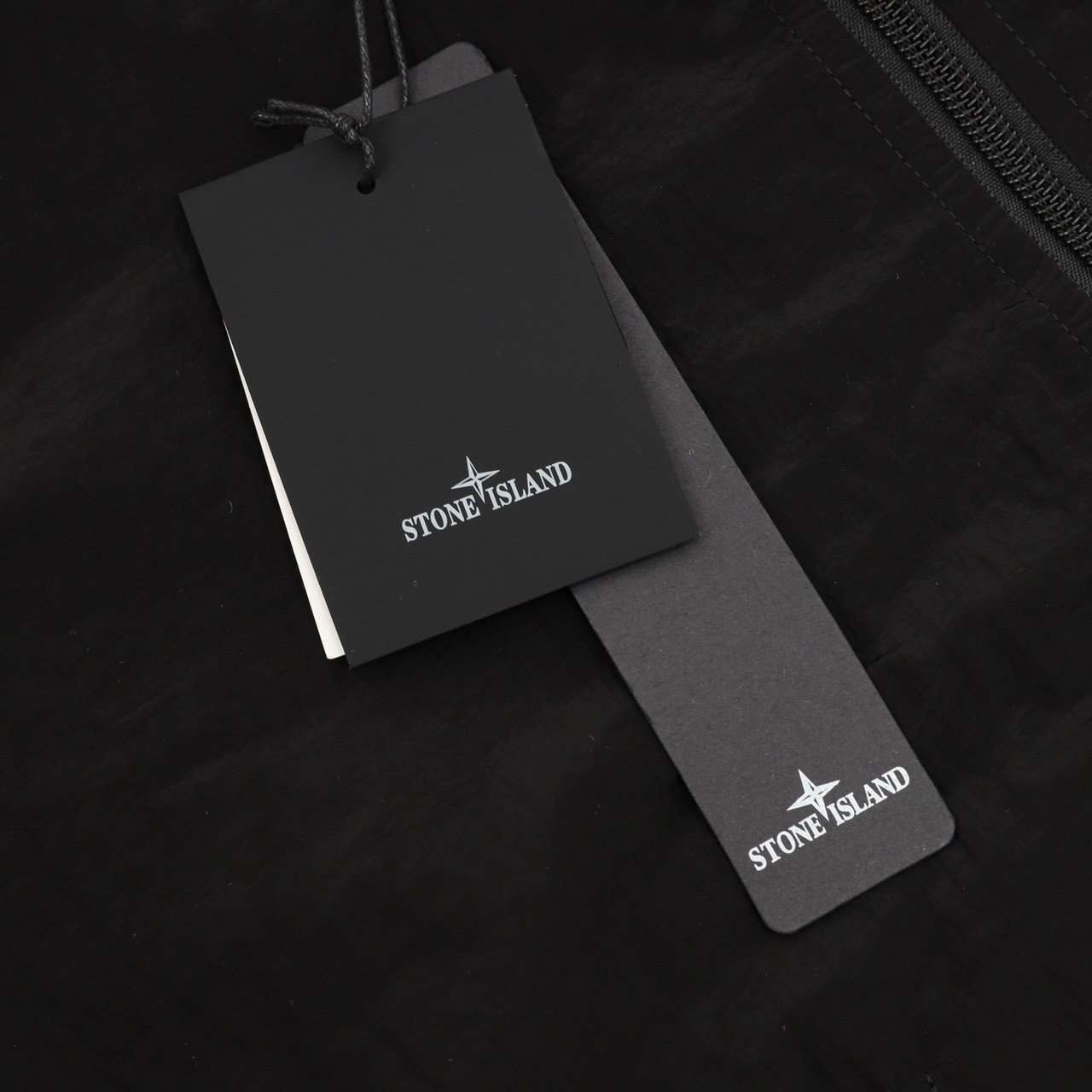 <p>Stone Island&nbsp; Nylon Meta 系列金属尼龙外套(黑)</p>