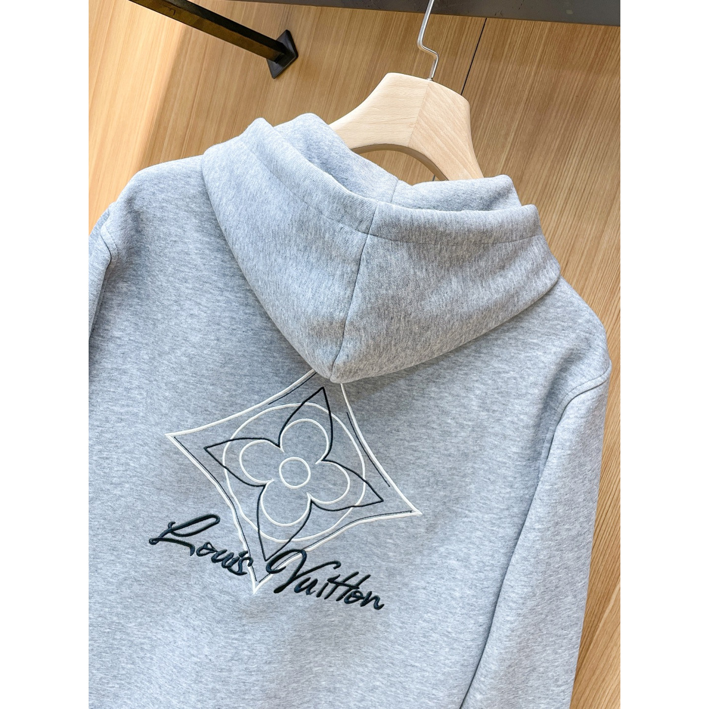 <p>LV 精品外套(灰)</p>