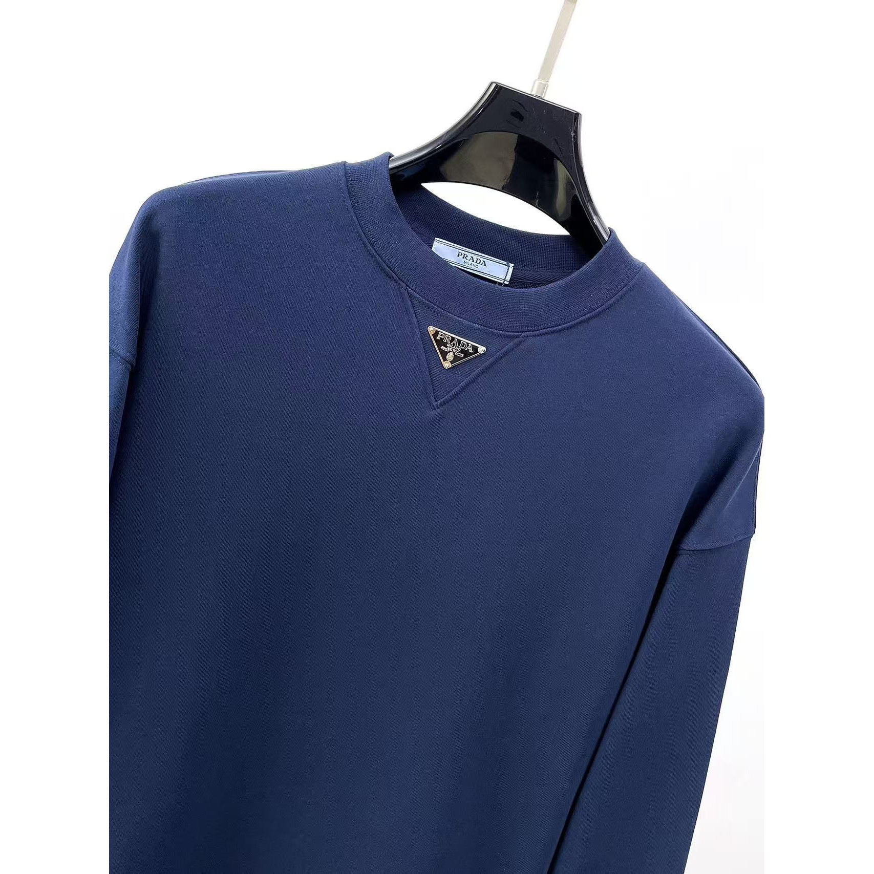 <p>PRADA 圓領長袖T恤(藏青)</p>