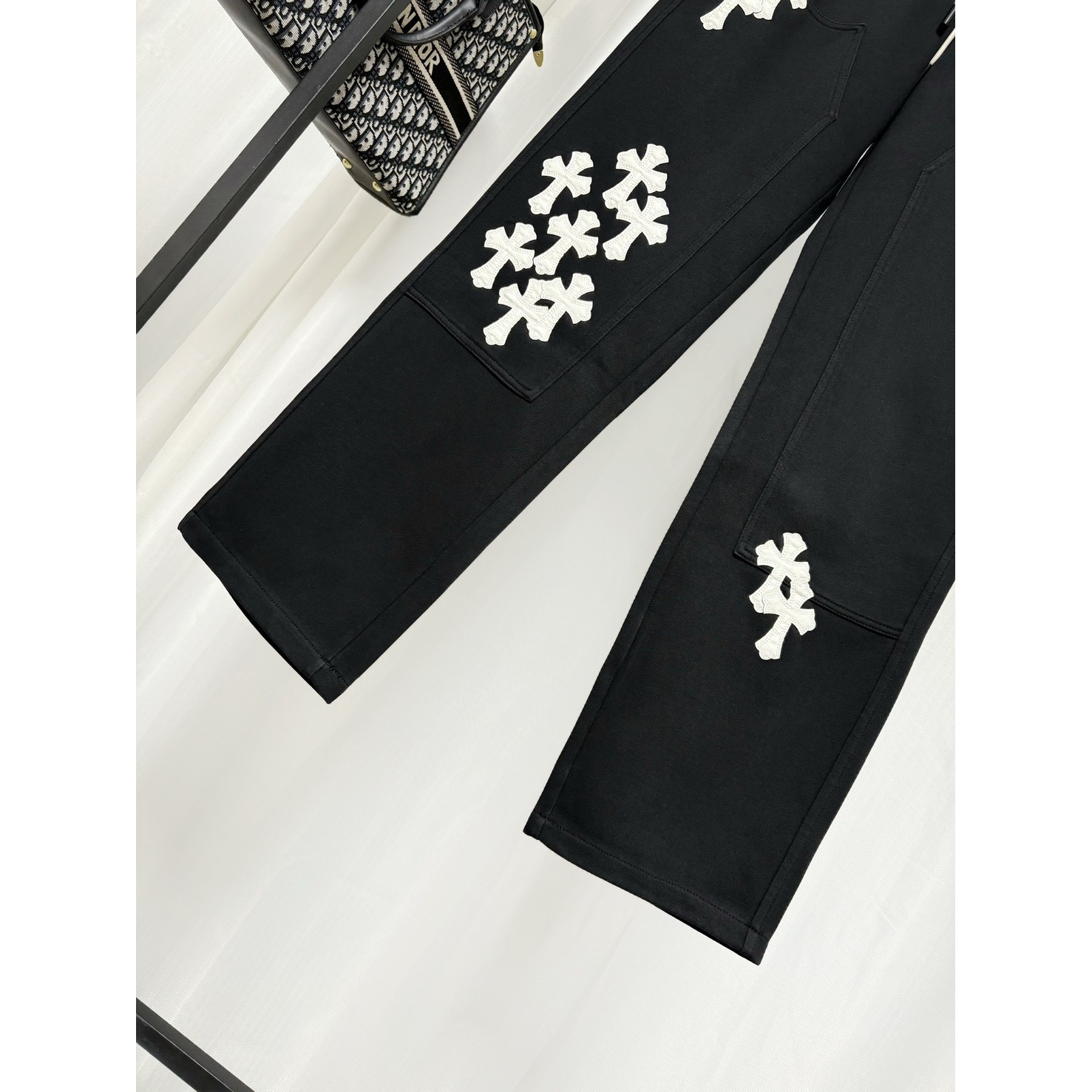 <p>&nbsp;Chrome Hearts&nbsp;休闲长裤</p>