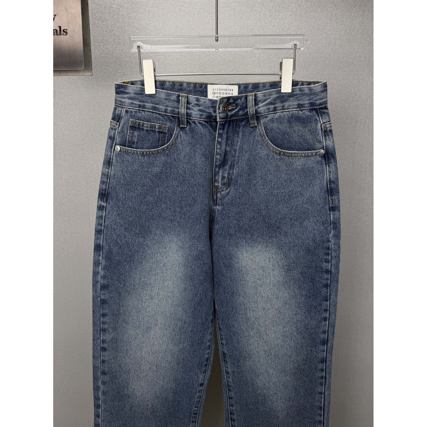 <p>Maison Margiela 口袋刺绣🪡数字🔢情侣款水洗宽松牛仔裤(藍)</p>