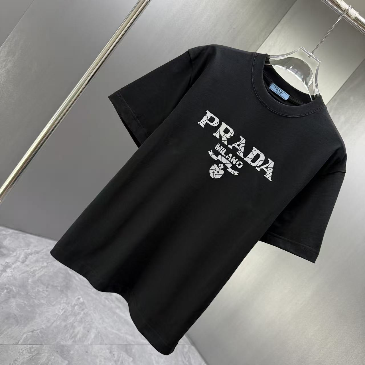 <p>Prada 短袖T恤(黑)</p>