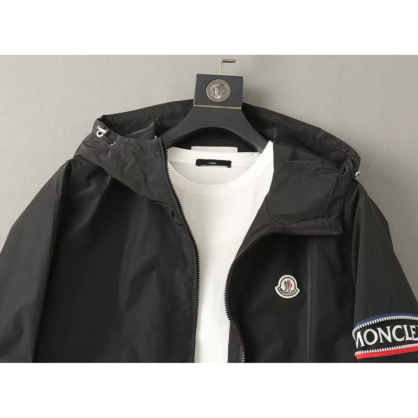 <p>MONCLER&nbsp;男士夹克外套(黑)</p>