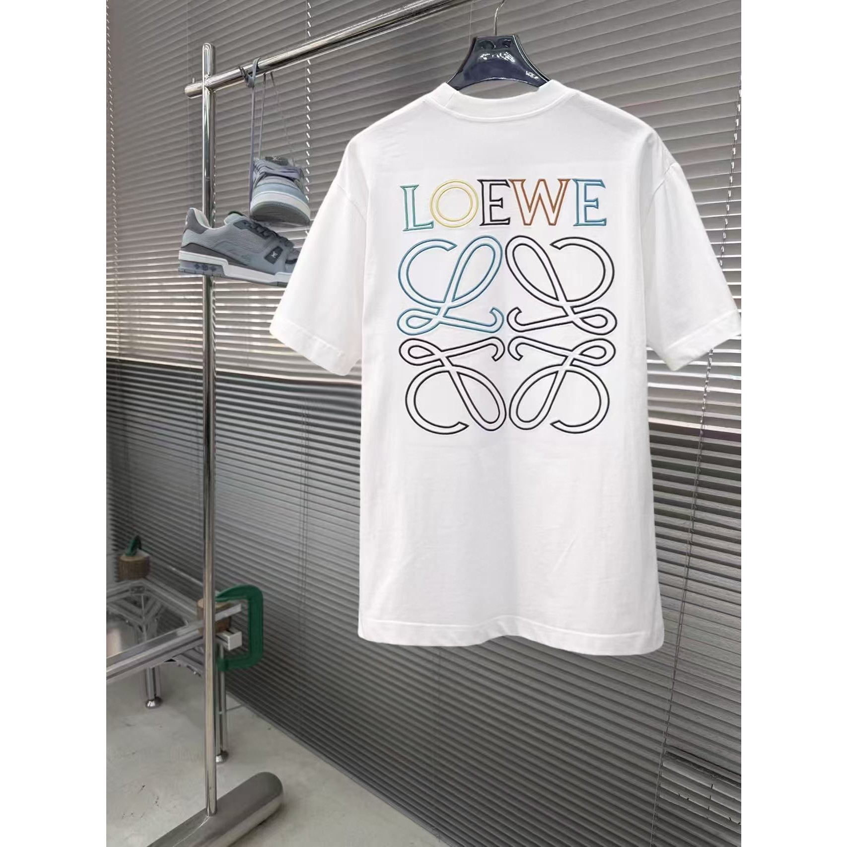 <p>LOEWE&nbsp;专柜新款短袖T恤(白)</p>