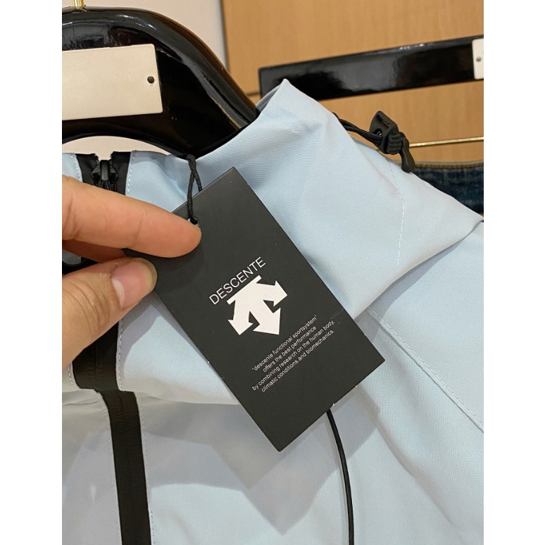 <p>DESCENTE 風衣夾克外套(寶寶藍)</p>