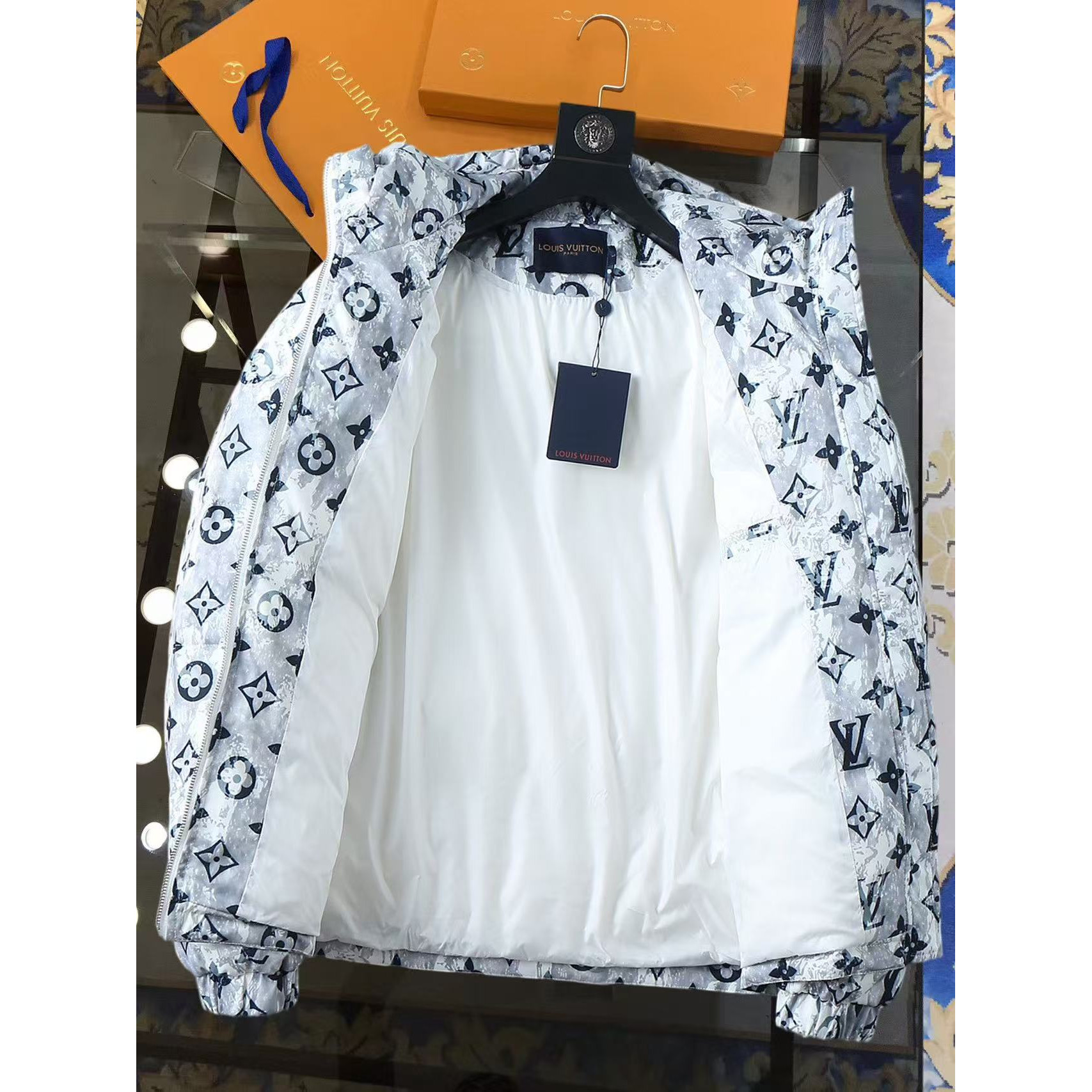 <p>LV 新款羽绒服(白)</p>