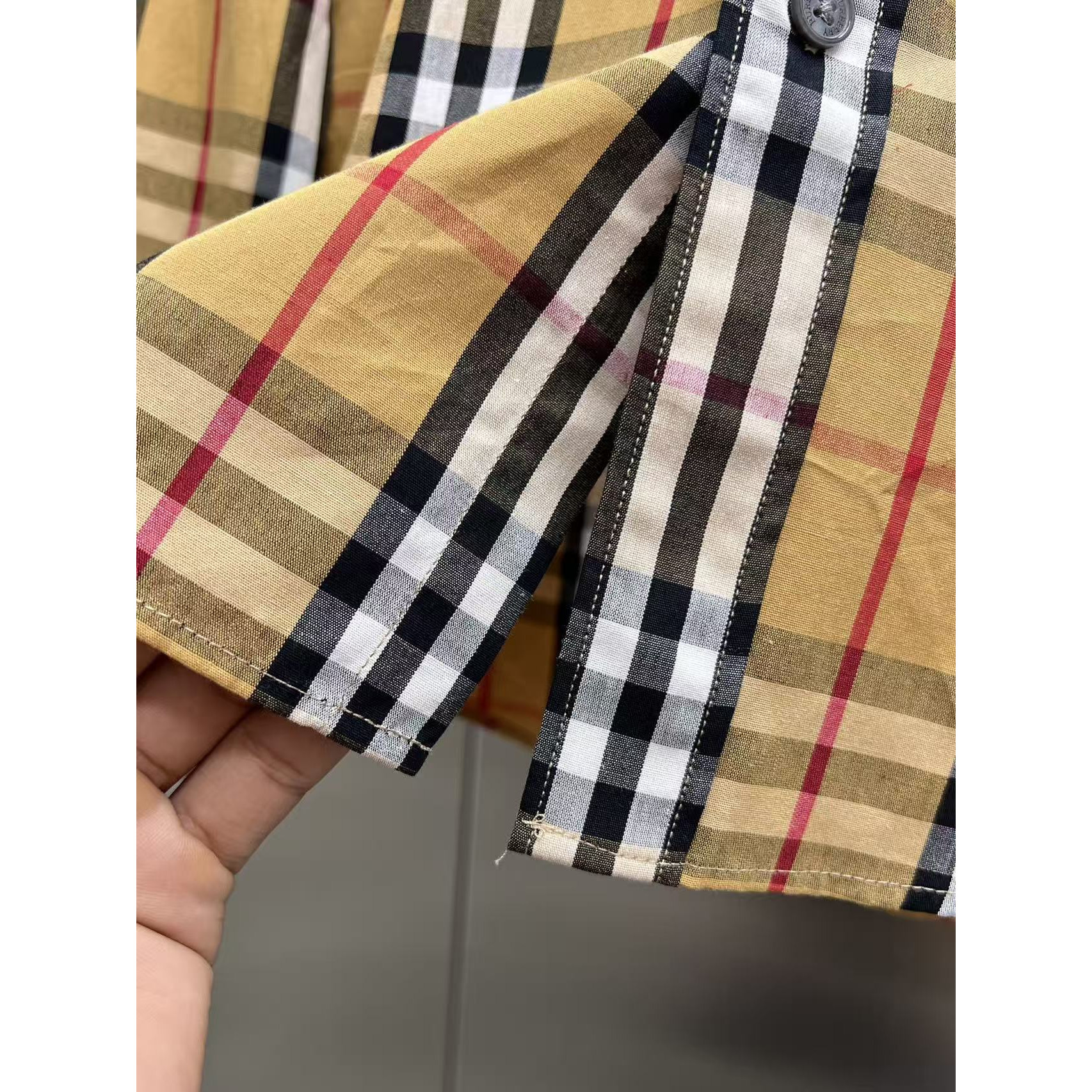 <p>Burberry 长袖衬衫(783229)</p>