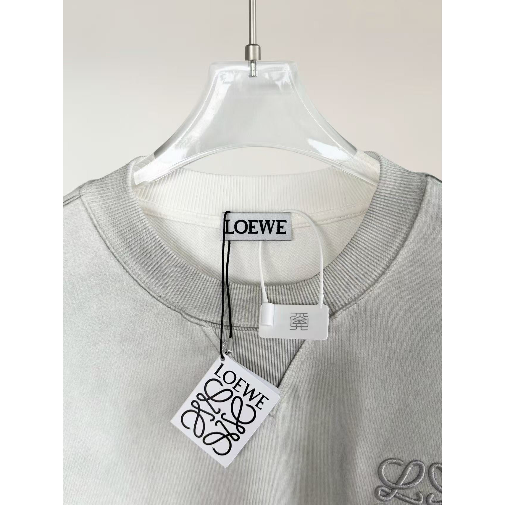 <p>Loewe 洗水圆领卫衣(灰色)</p>